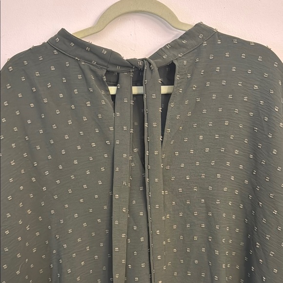 Elegant Green Women's Top - Picture 2 of 3